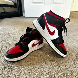 Jordan 1 Mid. Grade school. size 6. Black Fire Red